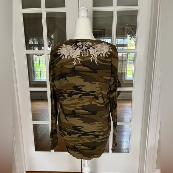 $350 Johnny Was Embroidered Thermal Camo Tunic Sz M - Picture 5 of 6